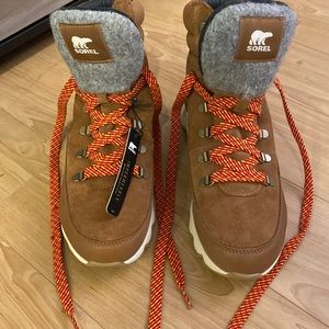 Sorel Size 8.5 Kinetic Conquest Waterproof Hiking Boot